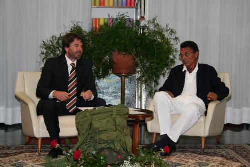 Le Conseiller secrétaire Gabriele Maquignaz avec l'auteur