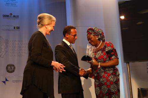 La finaliste Dora Akunyili retire son prix