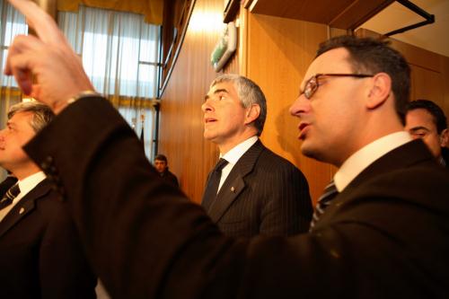 Le Président du Conseil décrit la salle au Président Casini