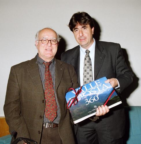 Le Vice-président du Conseil André Lanièce (à droite) avec le Président du 
Comité Ethique Hôpital "Fatebenefratelli" de Rome et professeur de bioéthique à l'Université de Rome 2, Pietro Quattrocchi (à gauche)