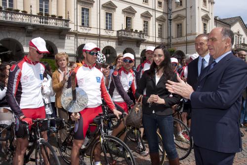Les cyclistes de la Police dEtat à Aoste à la présence de Rosanna Scopelliti, de Massimo Denarier et du Président de la Région Augusto Rollandin