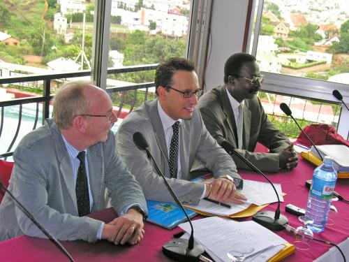 Le Président du Conseil, Ego Perron, lors des rencontres de la Commission