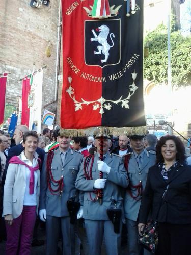 Les Conseillères Patrizia Morelli (à gauche) et Carmela Fontana (à droite) accompagnent le gonfalon de la Région