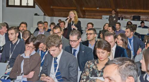 Une administratrice parmi le parterre