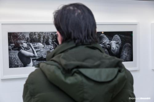 Un visiteur de l'exposition