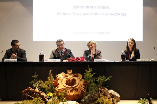 A partir de gauche: Maurizio Castiglioni, Assesseur à la culture de Saint-Vincent, Marco Viérin, Président du Conseil régional, Françoise Bertieaux, Présidente du Réseau, Nadège Dazy, fonctionnaire du Secrétariat de l'APF