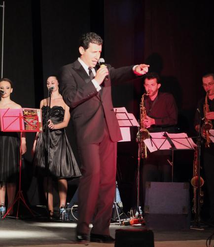 Patrick Mittiga - protagoniste, voix et créateur du show - pendent son exhibition