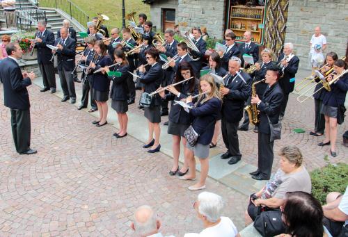 Exhibition de la "Filarmonica Regina Margherita" dans la place centrale du pays