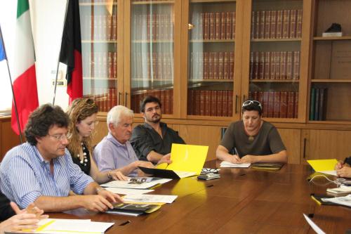 A partir de gauche: lAssesseur Marguerettaz, Monica Meynet (Conseillère communale de Valtournenche), Antonio Carrel (Président de lAssociation Monte Cervino), les directeurs artistiques du CineMountain Festival, Luca Bich et Luisa Montrosset