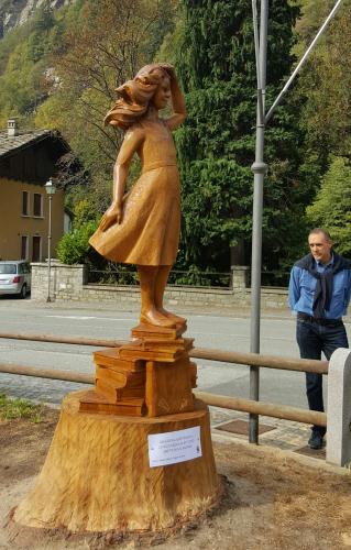 Une des trois statues de cèdre