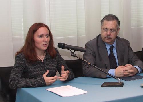 Une jeune étudiante valdôtaine avec le Recteur de l'Université de la Vallée d'Aoste, Pietro Passerin d'Entrèves