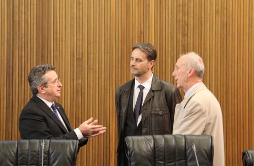 La visite du Consul (au centre) à la salle du Conseil avec Roberto Armand (premier à partir de droite), Consul onoraire d'Aoste