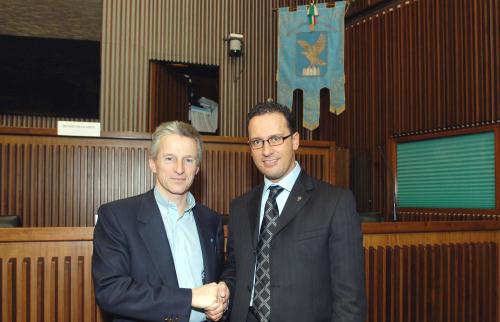 Le Président du Conseil de la Vallée, Ego Perron (à droite), avec le Président de la Région du Friuli Venezia Giulia, Riccardo Illy (à gauche)