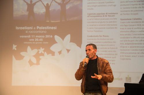 Le dialogue avec les participants à l'événement