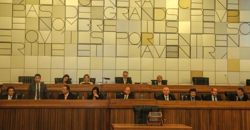 Au premier plan, le Gouvernement régional