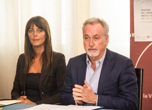 Le Président du Conseil, Andrea Rosset, introduit la conférence. A côté, le syndic de Valtournenche, Deborah Camaschella