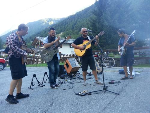 Musique dans les rues du village
