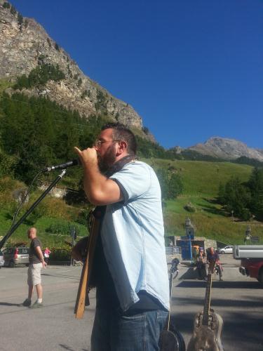 Le bluesman de renommée mondiale Francesco Piu entouré par les montagnes valdôtaines