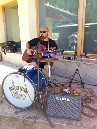 BB Chris, one man band dans les rues de Dégioz