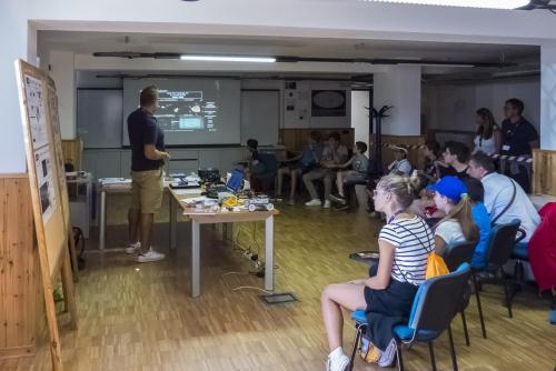 Atelier pour apprendre à contrôler et conduire un modèle de rover martien géré par la Section Italienne de la British Interplanetary Society (BIS-Italie). Photo: Paolo Ciambi