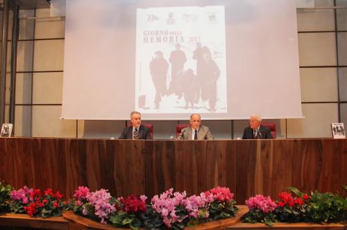 A partir de gauche: les Présidents du Conseil de la Vallée et de la Région, Andrea Rosset et Augusto Rollandin, et Cesare Dujany, Président de l'Institut d'histoire de la Résistence