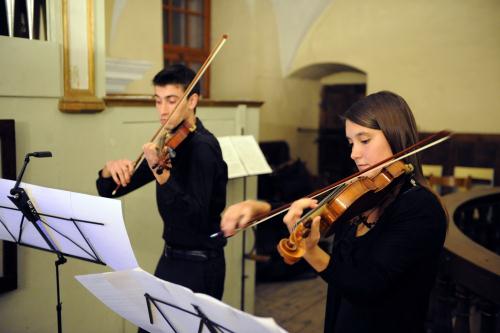 Les violinistes Marlène Blanc et Eugenio Sacchetti jouent Mozart accompagnés par orgue et violoncelle