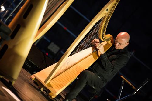 La performance de Vincenzo Zitello, harpiste de renommée mondiale