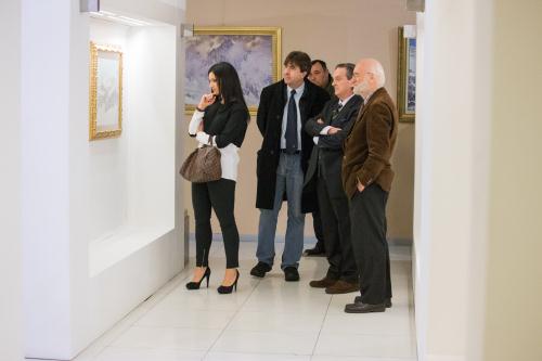 Le Président Emily Rini regarde une des toiles avec le Vice-Président André Lanièce, le critique d'art Angelo Mistrangelo et l'artiste Silvio Brunetto