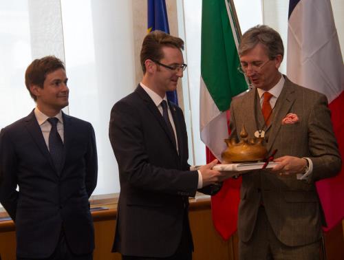 Le Président du Conseil de la Vallée, Joël Farcoz, avec le Consul de France à Milan, Cyrille Rogeau (à droite), et le Consul honoraire de France à Aoste, Nicolas Viérin (à gauche)