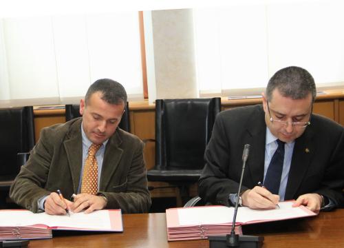 Le Directeur de la Prison départementale, Domenico Minervini, et le Médiateur de la Vallée d'Aoste, Enrico Formento Dojot, lors de la signature