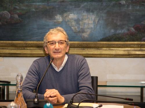L'architecte Gaetano De Gattis discute avec les Commissaires le thème des découvertes archéologiques de l'Unité hospitalière unique