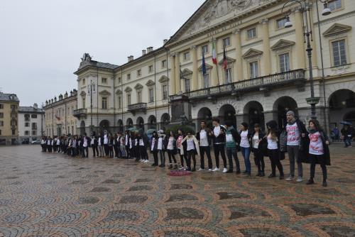 Le flash mob organisé par les étudiants du lycée artistique d'Aoste. "Nous disons stop à la violence sous toutes ses formes de manifestation!"