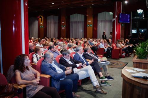 Le public dans la salle M. Ida Viglino, Palais régional.
