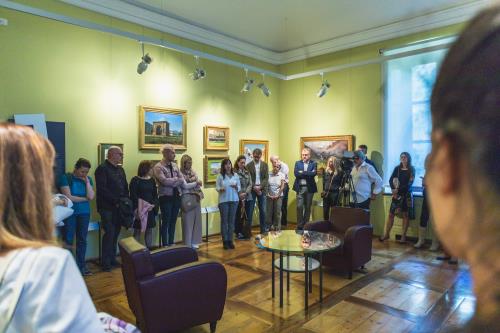 Les visiteurs dans la Salle du Château Gamba, siège du musée régional d'art moderne et contemporaine