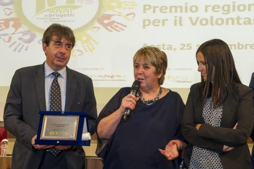 Prix remis à l'association Diapsi pour le projet "Insieme si può": Odetta Bonin reçoit le prix de la part du Président honoraire du Prix, André Lanièce