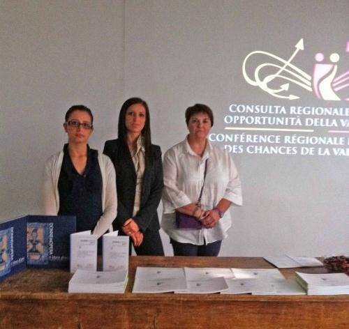 Trois conseillères de la Conférence pour l'égalité des chances (parmi lesquelles la Conseillère secrétaire Emily Rini, au centre) à Florence pour présenter le concours au déhors du territoire régional