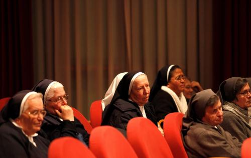 Un groupe de religieuses parmi le public