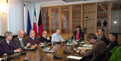 La Commission: les Conseillers Lavoyer et Lattanzi, le Secrétaire Empereur et le Viceprésident Salzone (à gauche), le Président Alberto Bertin (au centre), les Conseillers Chatrian et Donzel (à droite)