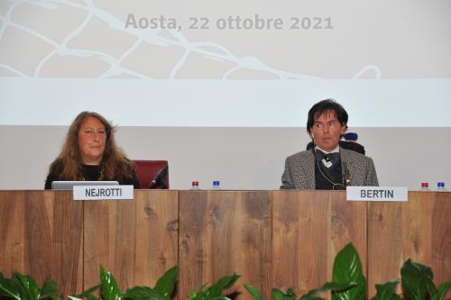 Ouverture des travaux avec l'introduction de la modératrice Silvia Nejrotti et du Président du Conseil de la Vallée
