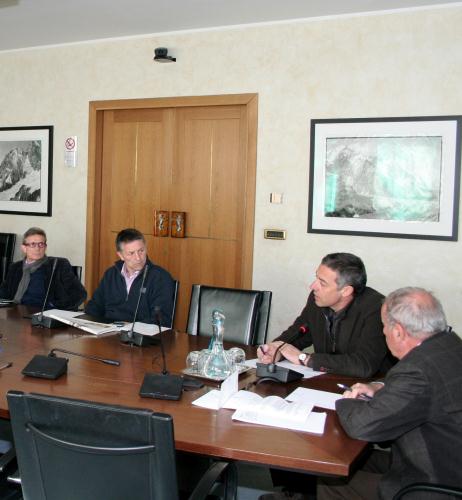 Le Président du Conseil des notaires Guido Marcoz (premier à partir de droite) et le Président de l'Ordre des experts comptables Pier Paolo Marchiando (deuxième à partir de droite)