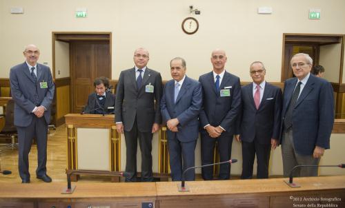 Les Conseillers régionaux Rigo, Bertin, Emepereur, Lattanzi e Salzone avec le Président de la Commission parlementaire, le sénateur Giuseppe Pisanu (au centre) et au Viceprésident Luigi De Sena (premier à partir de droite)