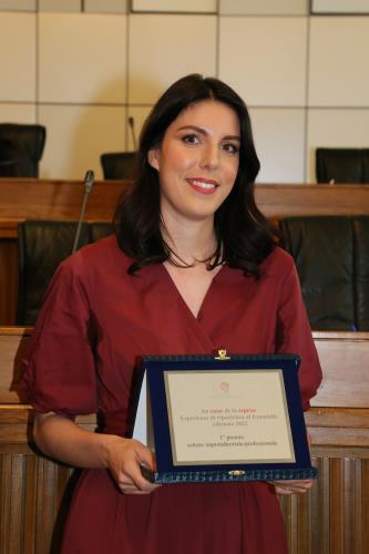 Elena Miriello (responsable des médias sociaux de la parfumerie familiale "Vallacqua Profumi") à qui revient le premier prix ex aequo dans le secteur entrepreneurial-professionnel