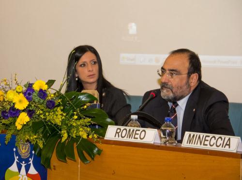 Le Président du Conseil Emily Rini avec le journaliste Carlo Romeo