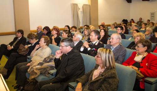 Le public. Au premier rang, le Viceprésident du Conseil André Lanièce, l'Evêque d'Aoste Franco Lovignana et l'Assesseur régional Manuela Zublena