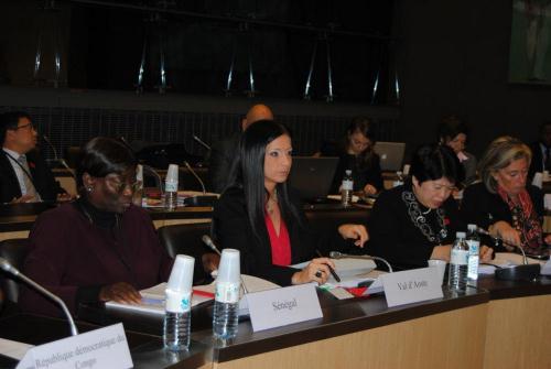 Le Président du Conseil Emily Rini parmi les collègues sénégalaise et vietnamienne