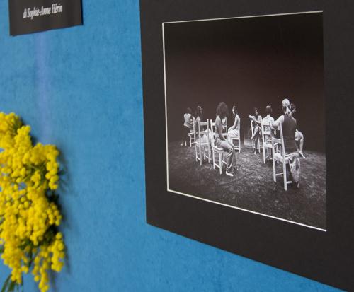 La première image de l'exposition qui documente l'activités de la chorale "Sur le chemin des femmes"