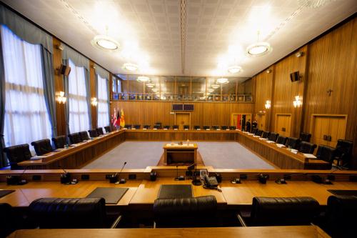 La salle du Conseil avant l'arrivée des cpmposants le Comité mixte