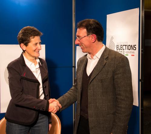 Étreinte de main entre Patrizia Morelli (deuxième candidat valdôtain plus voté au Sénat) et Albert Lanièce