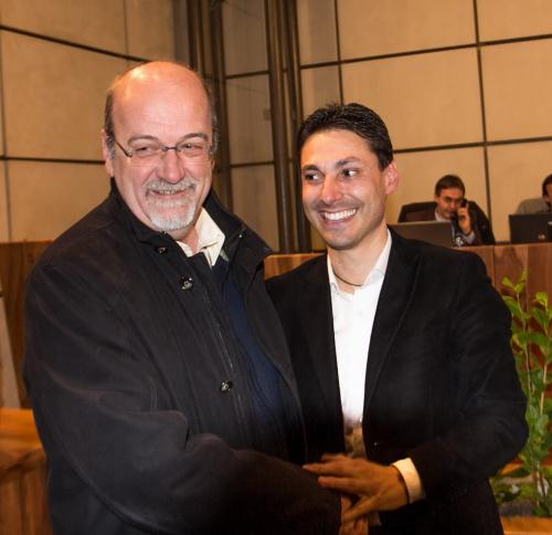 Étreinte de main entre Laurent Viérin (deuxième candidat valdôtain plus voté à la Chambre des députés) et Rudi Marguerettaz