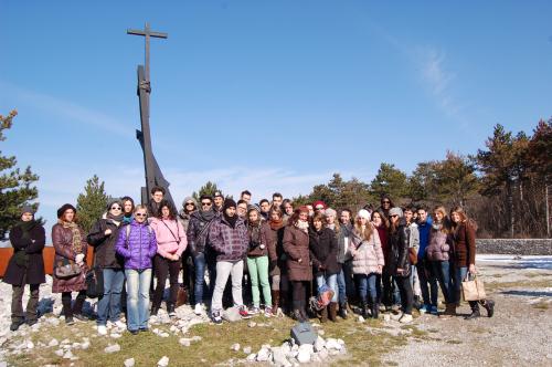 Les étudiants valdôtains sous la croix de la "Foiba di Basovizza"